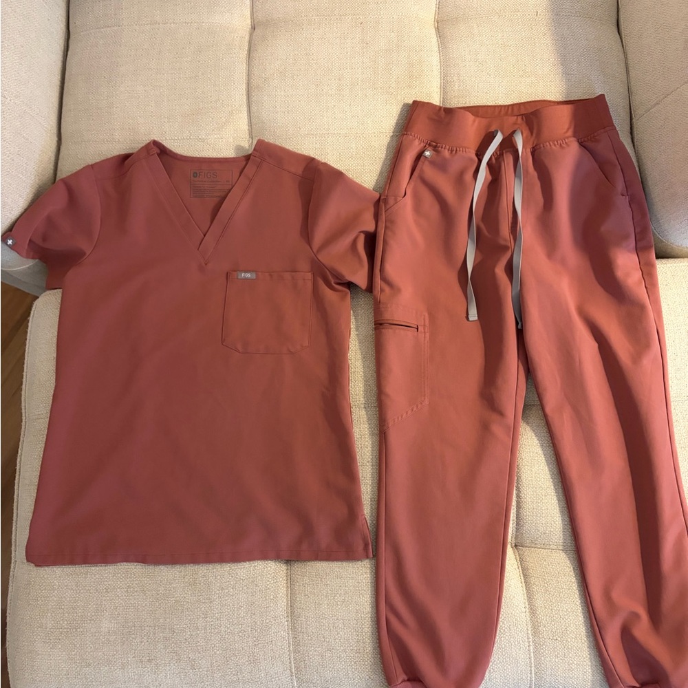 Figs Scrubs: only worn once
Mauve 
Top: xs
Jogger Bottoms: small, petite